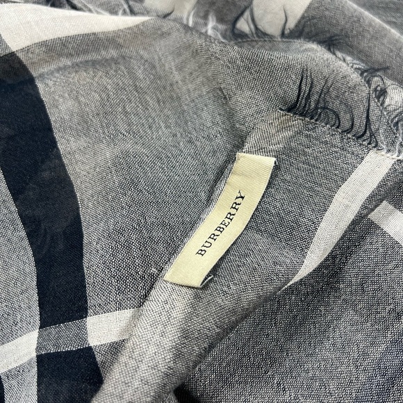 Burberry Black and Cream Checkered Scarf Luxurious Wrap - Picture 4 of 4